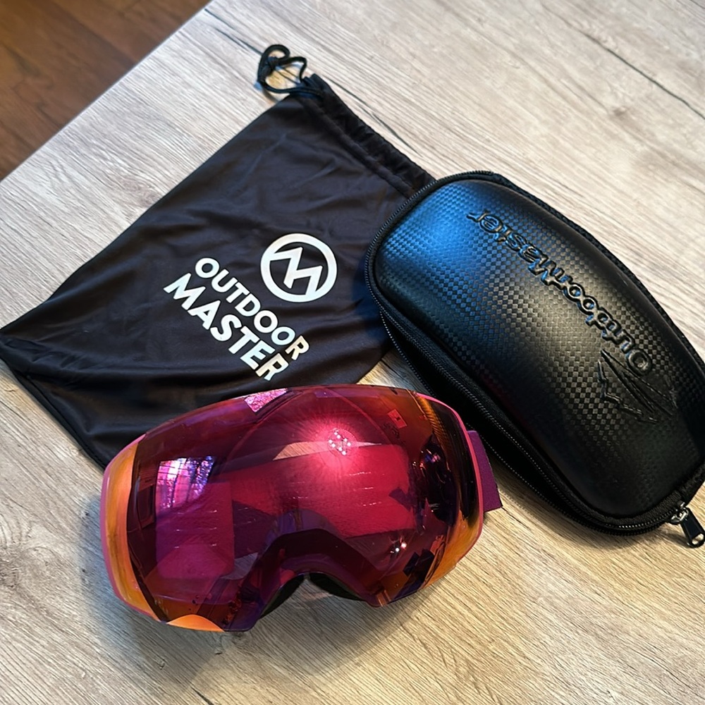 Pink reflective ski goggles with bag and hardcase